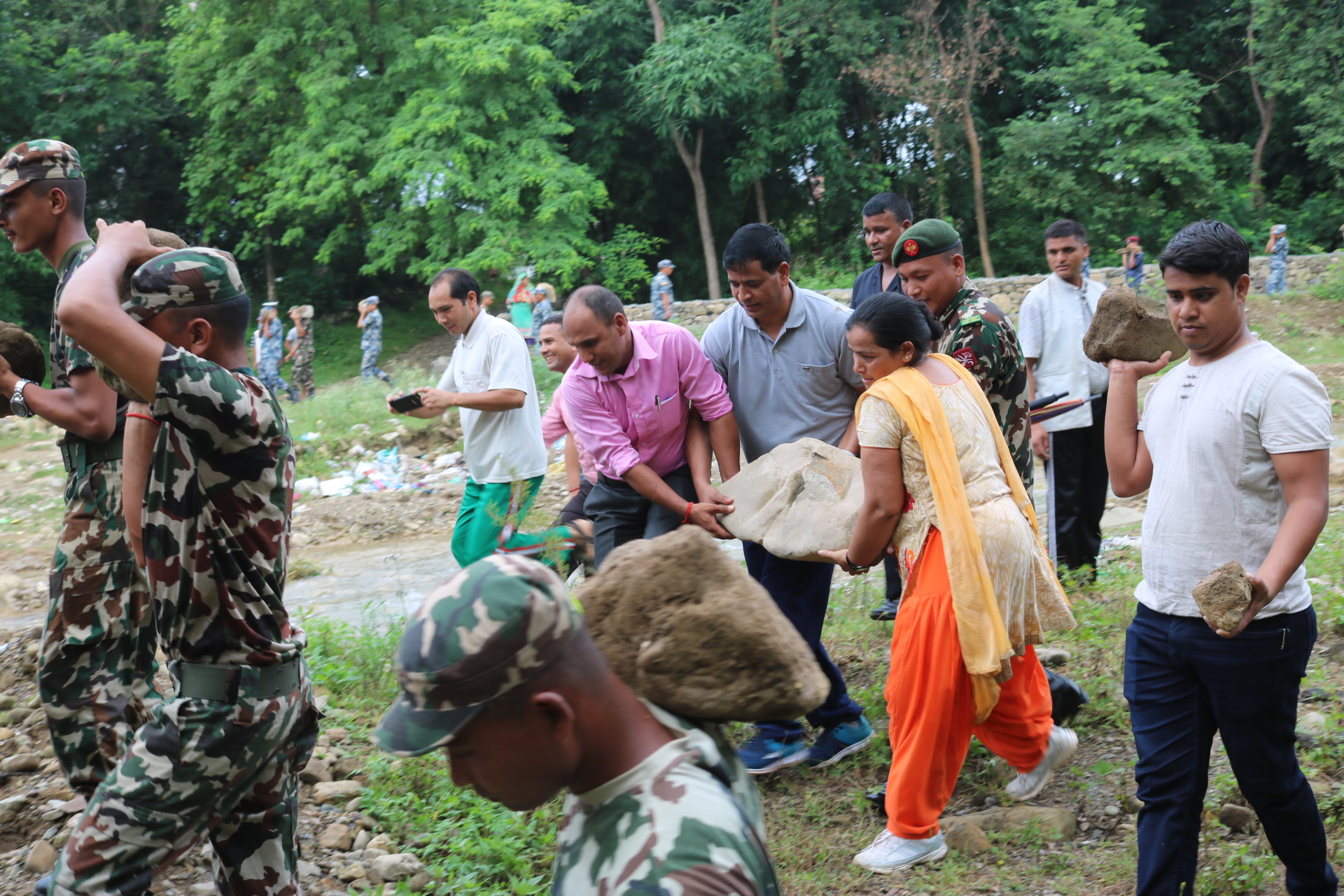 श्रमदिनमा ढुंगा वाेक्दै मुख्यमन्त्री