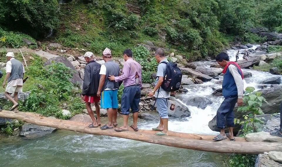 वर्षाैदेखि पुल नबन्दा जाेखिमपूर्ण यात्रा गर्न बाध्य