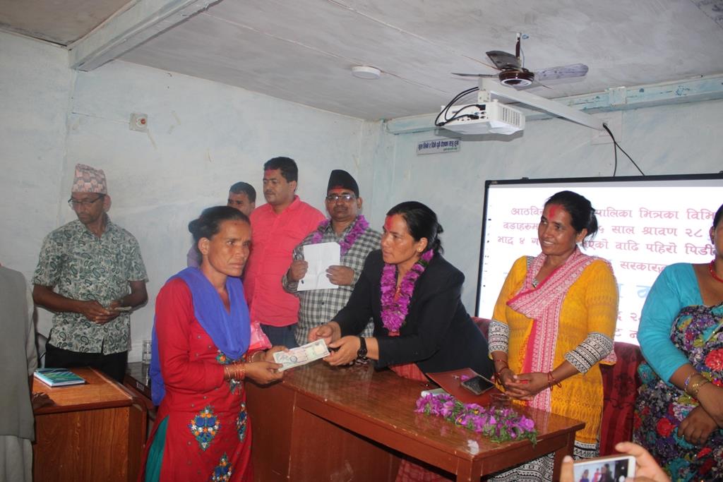 रुकुमका पहिरो पिडितहरुलाई राहत वितरण