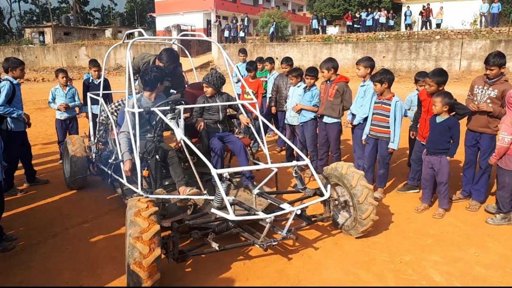 खरालले मोटरसाइकलको इन्जिन प्रयोग गरी बनाए कार
