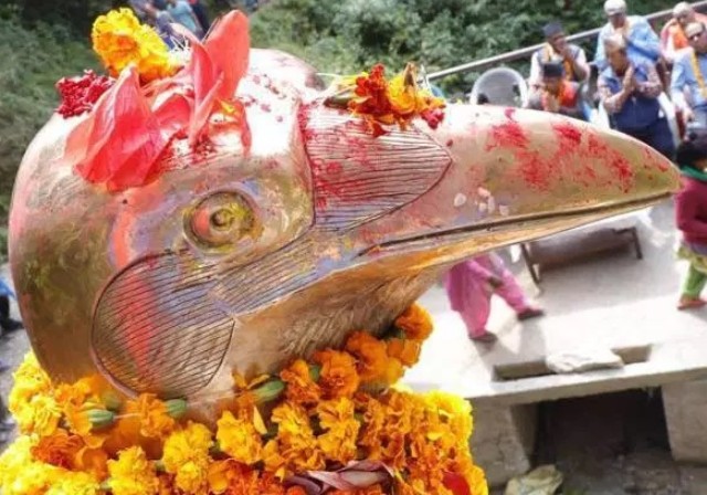 १३ लाख रुपैयाँको लागतमा २२७ किलोको कागको मूर्ति स्थापना