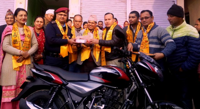 वडाले दियो प्रहरीलाई मोटरसाइकल, मोवाइल र सिमकार्ड