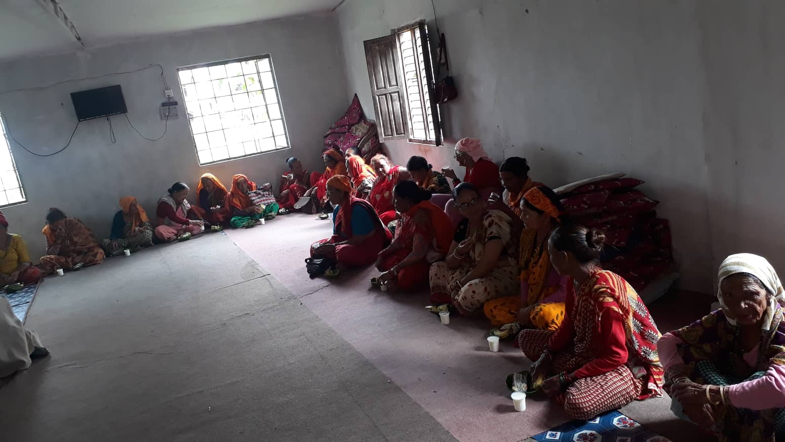 शहिदको स्मृतिमा वृद्धवृद्धाहरुलाई फलफूल वितरण