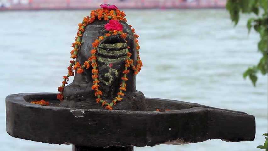 किन गरिन्छ साउनमा शिवलिंगको पूजा