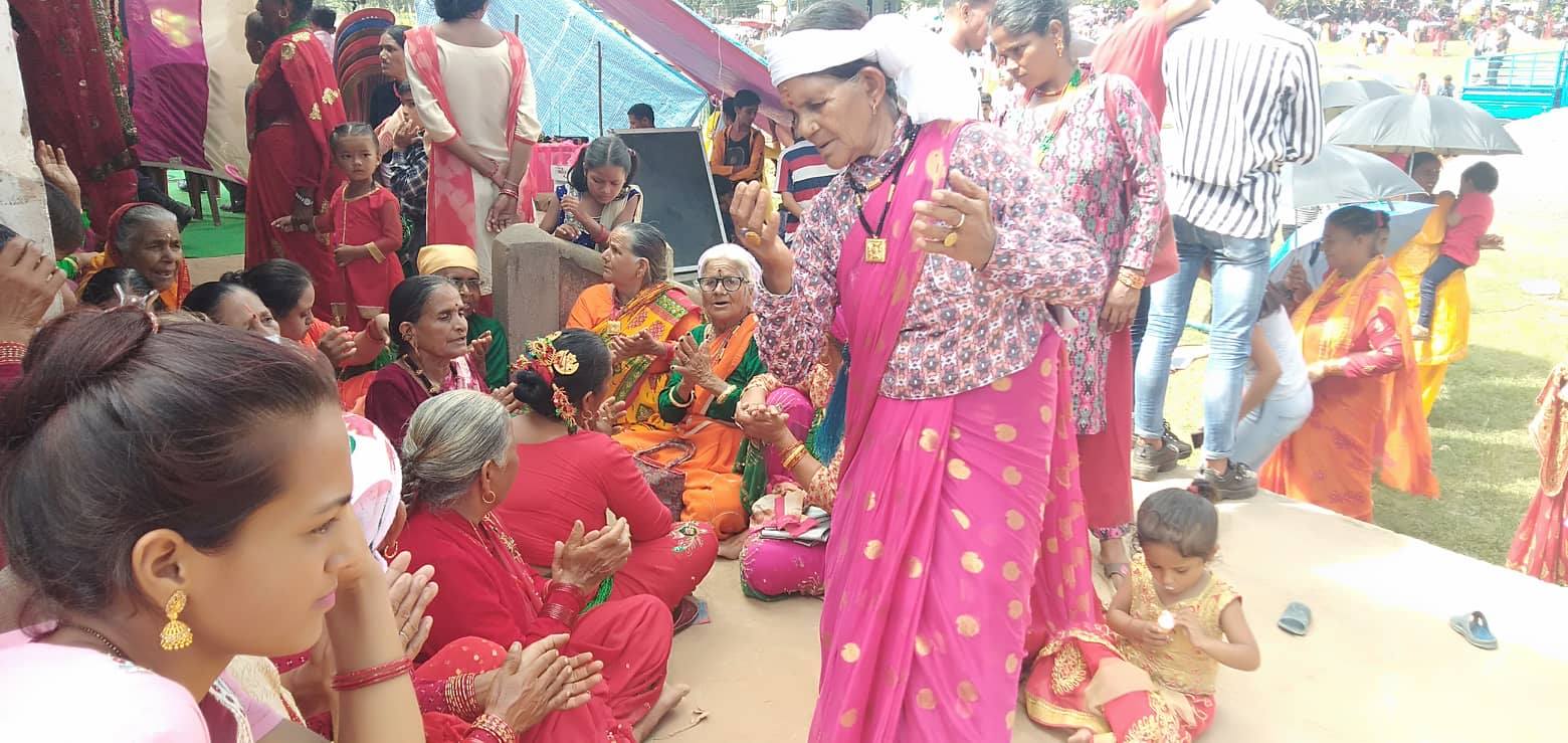 सकिँदै तीजः संस्कृति भन्दा विकृति धेरै