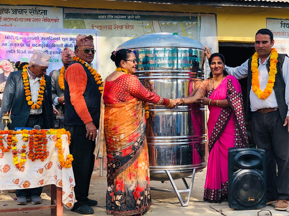 छोरीको जन्मदिनमा विद्यालयलाई पानी ट्याँकी उपहार