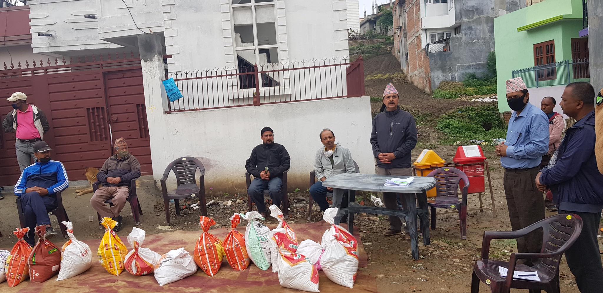 ललितपुर स्वस्तिक टोलमा ३१ परिवारलाई स्थानियको राहत