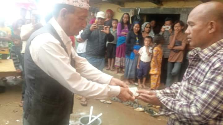 पहिराे पिडित परिवारलाई नेपाली काङ्ग्रेसकाे सहयोग