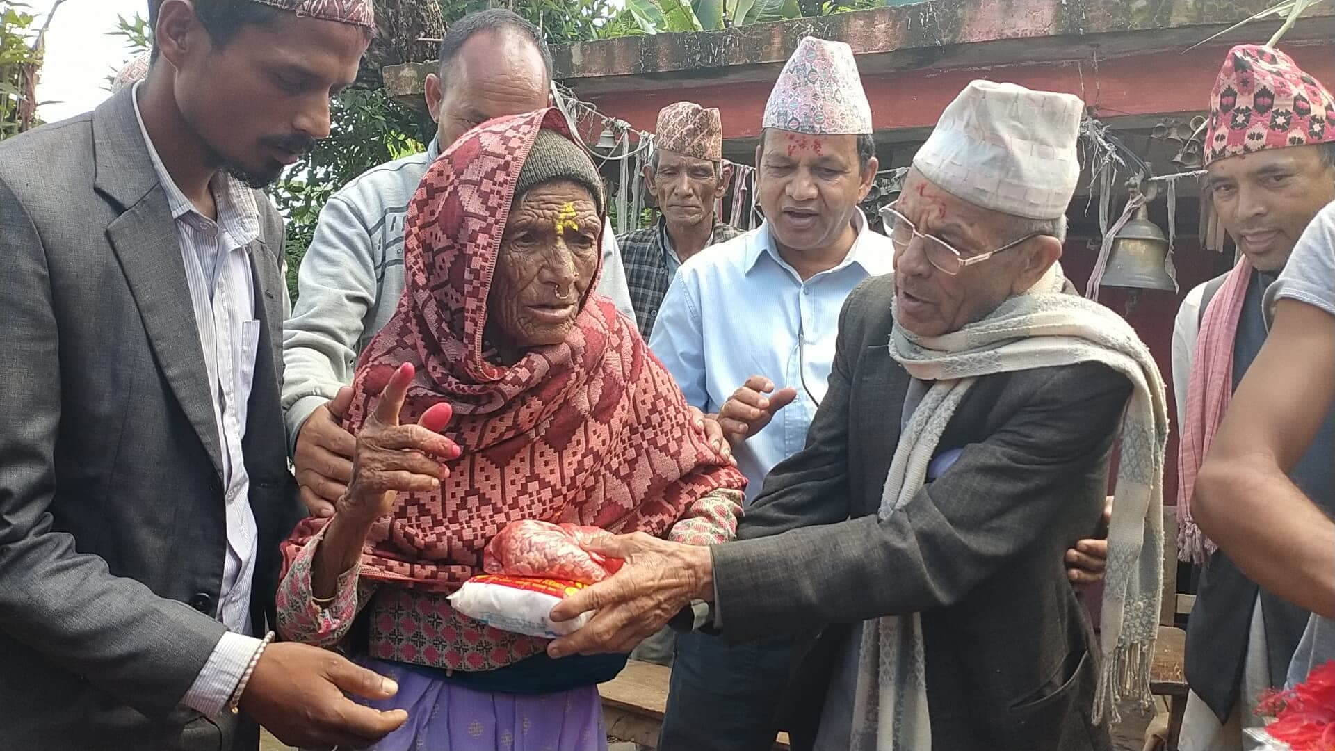 कोरोनाका कारण संकटमा परेकालाई पपुलरको सहयोग