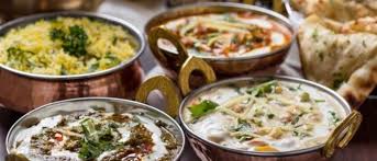तीजको  व्रतको तयारीका लागि दर खाँदै महिलाहरु