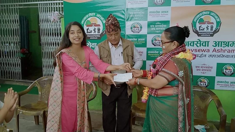 आमाको जन्मदिनमा छोरीले गरिन मानवसेवा आश्रममा सहयोग