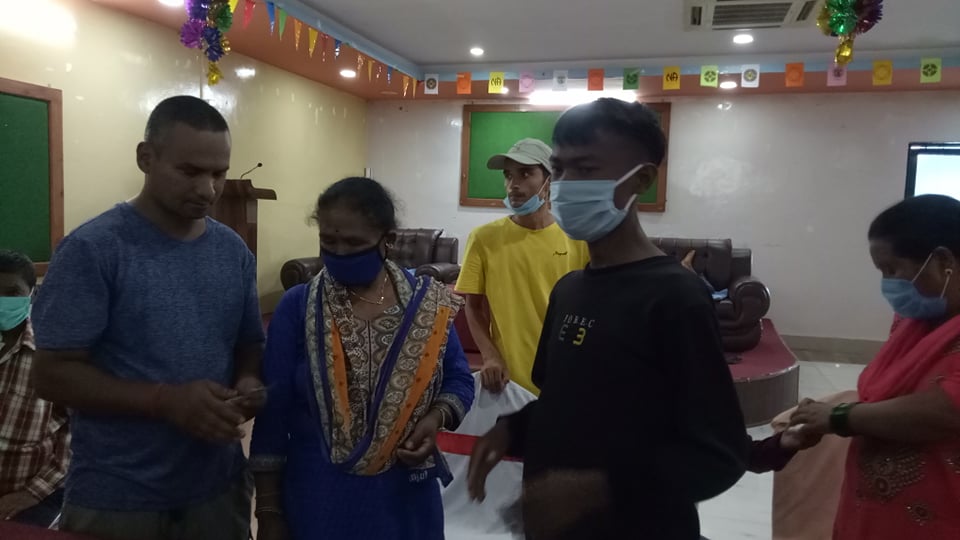 बुवाको स्मृतिमा एक लाख सहयोग