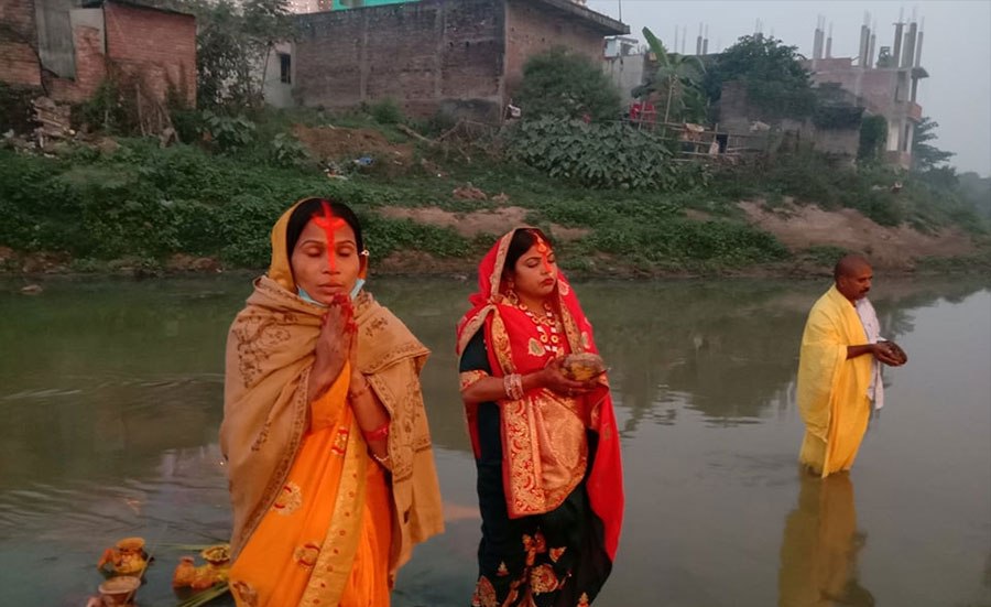 उदाउँदै गरेको सूर्यलाई अर्घ दिएपछि सकियो छठ