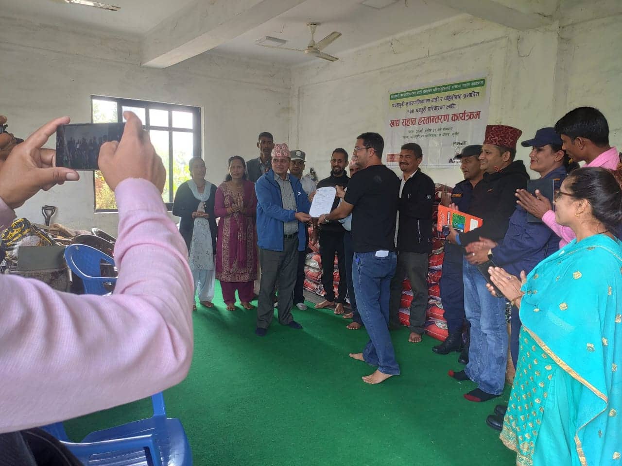 बाढीपहिरोबाट प्रभावित १३७ घरधुरीका लागि खाद्य सामाग्री हस्तान्तरण