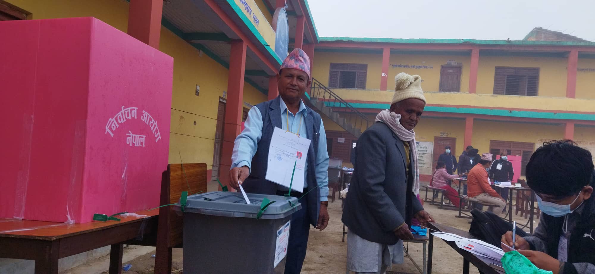 एमाले सुर्खेतका अध्यक्ष विसीले गरे मतदान